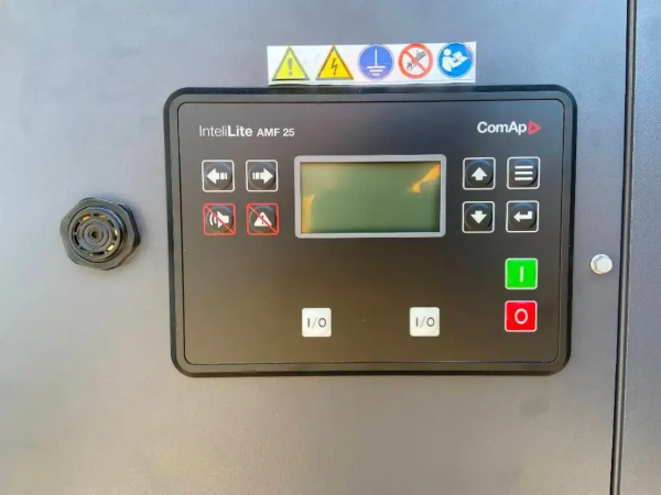 Vue rapprochée du panneau de commande du générateur AKSA Iveco NEF 136
